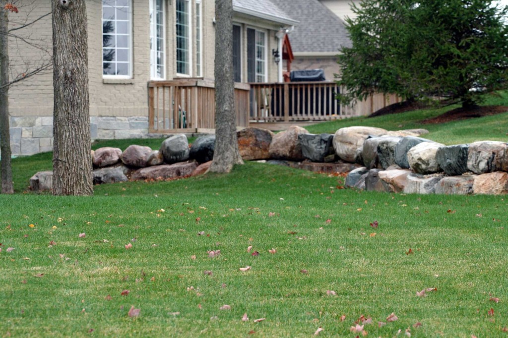 Landscape Retaining Wall with Glacial Granite from Green Stone | Noblesville and Indianapolis, Indiana