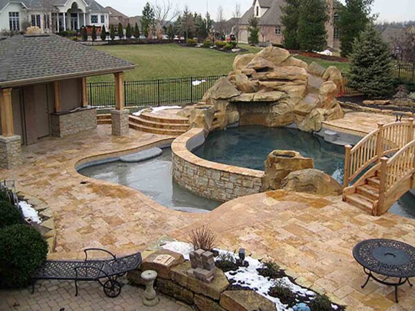 gold-travertine-patio-pool-deck-stone-patterned-natural-stone-supplier-greenstone-hardscape-supply